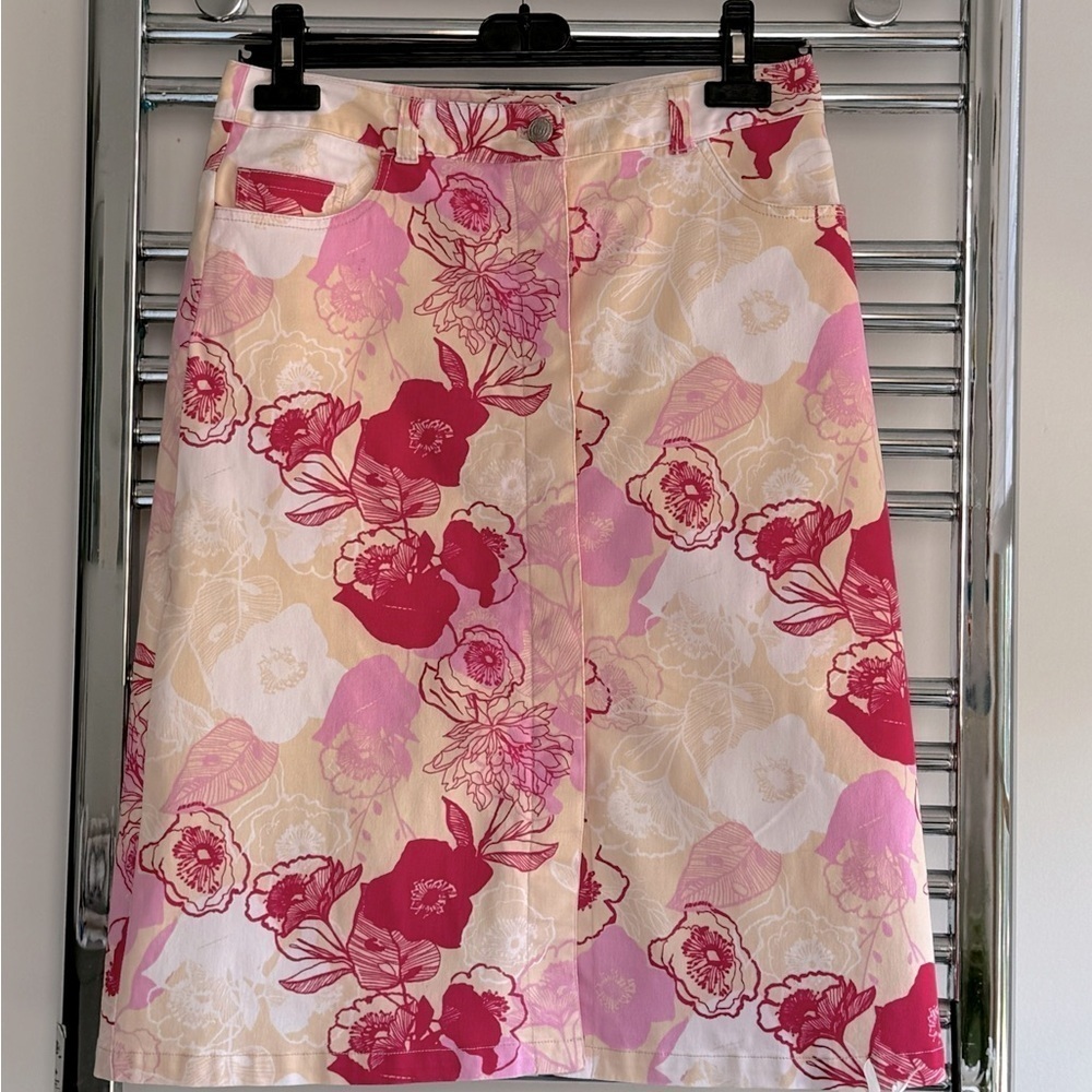 Jean denim floral print cotton snap front skirt, size 8. Brand “In Wear”